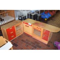 houten kinderspeeltuig voorstellende keuken